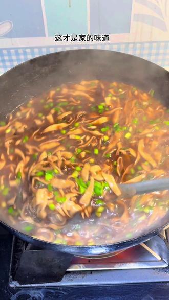 后来 在另外一个地方 学着妈妈的样子做着家乡饭 这碗面勾起了我浓浓的思乡之情 #扁豆面#地方特色美食 #甘肃美食 #妈呀太香了