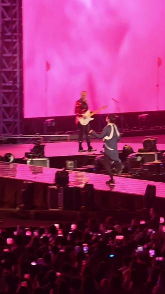 总裁时刻保护鬓角
一不小心演唱会就会被取消#五月天 #五月天阿信 #五月天演唱会 #陈信宏 #五月天广州演唱会