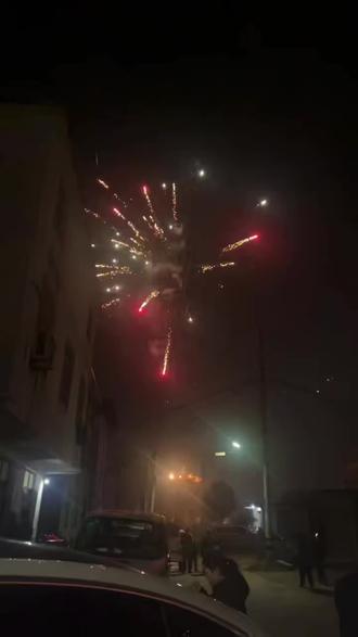安徽政府:今年不准放烟花爆竹!
安徽群众:好的,我们年三十晚上不集中销毁