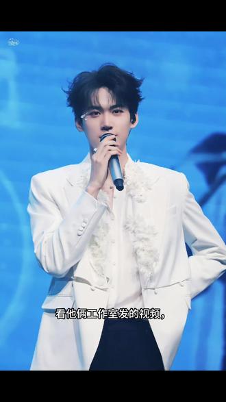 #狙击蝴蝶
Hello我发现了为什么,狙击蝴蝶李雾眼睛会有破碎感,好像我在哪里看过,于是搜了一下,天啊我才发现,以下两条是抖音搜索出来的结,周柯宇是桃花眼。他的眼尾轻微上扬,眼神清澈干净,笑起来非常迷人,符合桃花眼的特征。这种眼型在古装剧中能村出剑眉星目的英气,在现代剧中则给人一种干净清爽的感觉她的眼头尖、眼尾长,这种形状是桃花眼的典型特征。刘雨昕的眼睛被认为是桃花眼。她的眼头尖、眼尾长,这种形状是桃花眼的典型特征。虽然她的眼睛不是特别大,但非常秀气且有神,具有独特的魅力。桃花眼通常给人一种极具诱惑的感觉,而刘雨昕的眼睛正是如此,对视时会让人产生心动的感觉。她的眼睛为她的整体形象增添了独特的魅力,尤其是在舞台表演时,能够通过眼神传达出强烈的情感。原来我一直喜欢这种眼睛,因为刘 雨 昕也是桃花眼。他俩的眼睛安静时候就是有破碎感,笑的时候很温柔!昨天看完狙击蝴蝶就开始看他俩工作室发的视频,真的桃花眼太好看了!而且周柯宇刚参加比赛的时候就留意过,这就是被桃花眼硬控的我吗?#刘雨昕#周柯宇