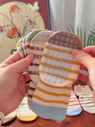 入秋后就不要让宝宝光脚在家跑了,毕竟寒从脚起,给他穿一双棉质防滑隔凉地板袜#好物推荐🔥 #母婴好物 #地板袜#防滑隔凉 #便宜又好穿