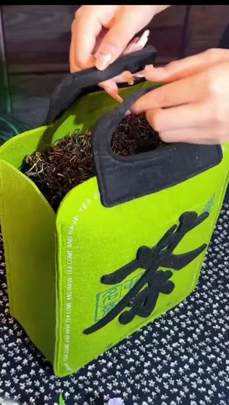 发现一种超有特色的植物——肝苏草🌿
它只在四川古蔺乌蒙山麓生长呢,那里的海拔、气候和土壤仿佛是为它量身打造的,带着满满的地域专属感~
看它的模样,绿油油的很有生机,风中摇曳的样子还挺治愈,感觉自带一股山野间的清新气息✨
据说当地很多人都认识它,是大自然赠予的特别礼物呢~
#肝苏草 #特色植物 #自然馈赠 #四川古蔺特产#生态茶