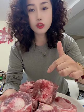 如果你爱吃排骨,那一定要试试这个筒骨,它的肉质比排骨更多更紧实,也更好吃。它是纯筒骨,没有碎骨,而且是新鲜的筒骨,不是冻货,买回家后用清水焯一下,再加葱姜炖两个小时就能出锅了,满屋都是香味,吃起来既美味又放心。喜欢的朋友赶紧下单吧!
