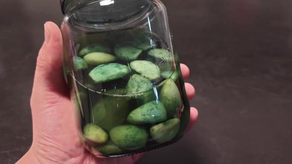 腊八蒜制作没任何难度,只要大蒜+醋,冷热交替24小时就可以做到翠绿爽口,变绿后放冰箱冷藏,半年都不会坏!#腊八蒜 #腊八蒜嘎嘣脆 #腊八蒜的腌制方法 #腊八蒜一天就变绿 #腊八蒜快速变绿的妙招