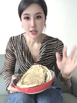 今天幸福的我姐妹给我送吃的,在家做的茄子🍆加辣子做的盒盒,看着都想得很,吃之前来一个巧克力,吃的美美的#益生元巧克力 #墙裂推荐