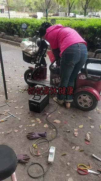 奶奶要给钱,真的不能要,年龄太大了!拆个报警器免费!#电动车维修
