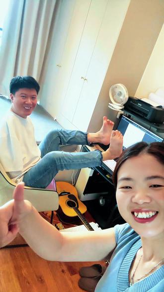 笑笑姐我要去韩国 全网都在操心我老公。
我要是入选去韩国了,他怎么办?
他早已练就一身本领,洗衣做饭样样精通,根本不用我操心。
换作是你们,会放心丢下这样独立的老公,独自出行吗?#笑笑姐我要去韩国 #笑笑姐 @笑笑姐👑25号8点神仙人皮面膜新品首发 @果果潼潼👧(朋友圈) #真实记录