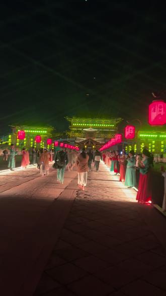 #热门#抖音#同城#原创
跟播东天山骆驼队来到河南洛阳市,我也来到九洲池一饱这惊人的九洲池,场面震撼。