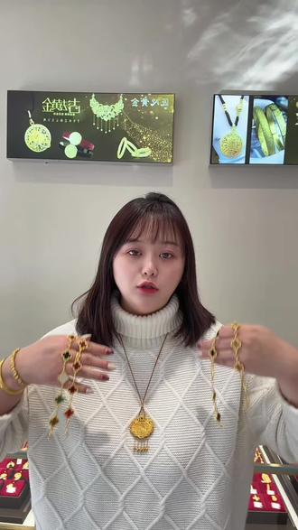 报告各位富婆小姐姐!厚板五花手链已到货。花17mm 克重25~30克内 镶嵌有附加 。还有要我同款耳钉的小姐姐们,各种款式花型任你选择#利辛匠心手作金银加工 #黄金加工零损耗