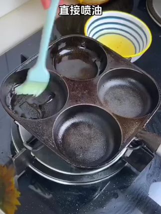 四孔煎蛋锅是“懒人早餐神器”里的顶流:一次开火,30 秒同时出锅 4 颗完整煎蛋,蛋饺、汉堡胚、小松饼也能一锅端。主流材质分两派#好物推荐🔥 #厨房必备神器 #厨房好物分享 #健康无添加 #强烈推荐