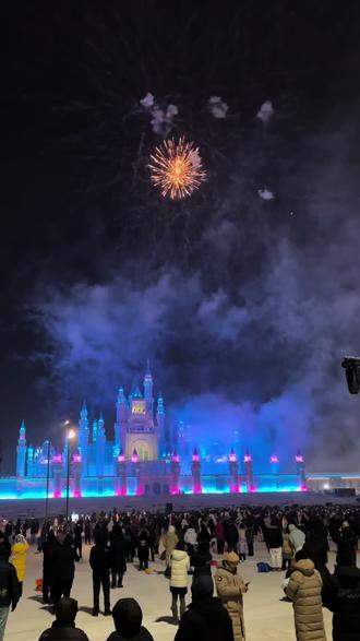 在长春过大年可以来肆季南河粉雪嘉年华!现在双人门票只要99,而且每天都有超多节目等着你。#烟花秀 #肆季南河#肆季南河粉雪嘉年华#冰雪娱乐项目#大蹦迪