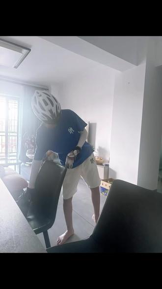 恭喜我的男孩~中考体育🥳满分拿下。篮球:12秒6。1分钟跳绳:193次。50米:7秒3。1000米:3分28秒。他说跳绳完全不敢发挥,因为要保持体力参加后面的1000米长跑。可是1分钟跳绳满分是175次,宝贝你193次已经超棒啦👍妈妈更要为你独立自主的战略思维点赞