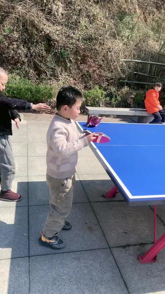 童子执拍立春台,一球轻跃似流萤✨
《礼记》有言:“幼而学,壮而行”,稚子挥拍间,已见专注之志、沉静之气乒乓球虽小,却蕴天地之衡、刚柔之道🏓
阳光洒落青石阶,蓝桌如砚,红拍如笔,写就童年清欢🌿
旁有长者引路,远有同侪观战,此景何异于“蓬门今始为君开”之乐?☀️
愿此般纯粹时光,常驻心田,不负韶光💫
#绩溪童趣 #国球启蒙 #春日小确幸
