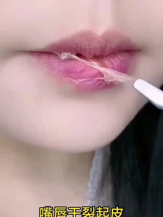换季嘴唇干裂起皮,那就试试这个温感变色润唇膏,涂上后会根据嘴唇温度变色,而且还不沾杯不掉色,既能当口红又能润唇,简直不要太方便!#变色润唇膏 #润唇膏 #护唇