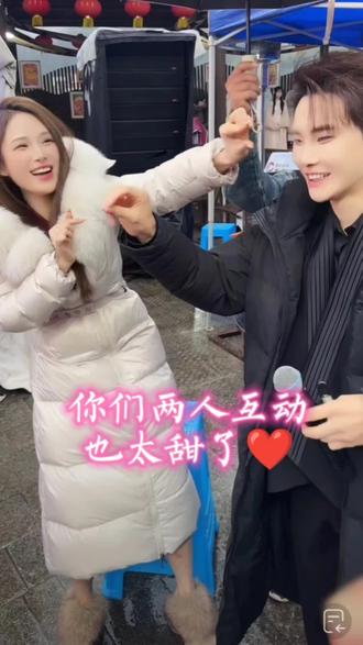 #龙浩天 #龙浩天瑶瑶 #互动片段 #太甜了 #好嗑 队长和瑶瑶的互动好甜,两人太般配了,太好嗑了,就喜欢看你两互动,以后多来点❤️❤️❤️@龙浩天🐲 (4.10中午12点生日庆) @龙浩天🐲(生活号) @AI瑶瑶☀️ @瑶瑶小撑腰☀️