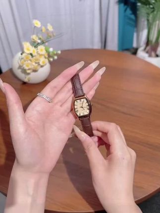 每次去见客户的时候都会被问到我的手表是在哪里买的?它是一款女士腕表,采用的是高超工艺水准打造出的璀璨夺目的效果。而且还是指针式的设计,尽显优雅风范。他的形状有点像一个酒桶,散发出时尚复古的气质,显得非常的小巧可爱。现在购买还有优惠哦,喜欢的赶紧下单吧!#时尚饰品 #好物分享 #好物推荐🔥 #礼物推荐 #种草