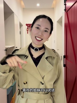 🧥哇塞!姐妹们,谁懂啊,超多人爱的卡其色,这一款风衣直接戳中审美! 经典双排扣+英伦风设计,上身又时尚又洋气,关键还巨百搭!不挑身材不挑体型,穿上气质氛围感拉满! 还做了两个版型超贴心: •加长款:气场全开,走路带风 •中长款:利落显高,轻松驾驭 内搭随便搭都好看,配连衣裙是温柔姐姐,搭套装是休闲通勤风,不管日常还是上班穿都超合适! #风衣 #我的ootd穿搭 #外套分享 #英伦风穿搭 #显高显瘦显腿长