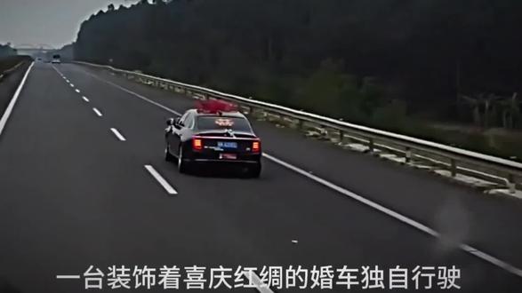 上海新郎这个横幅“你怎么知道我把李婷娶回家了”到后面跟着200多辆车自己组合的车,场面太震撼了!现在 全国都知道李婷结婚火了!#上热门 #婚礼故事 #婚车 #婚礼现场