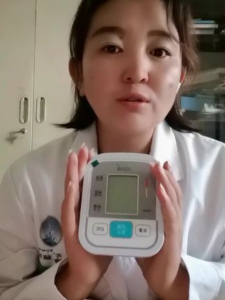 #我要上热门 #健康 #强烈推荐 #关注健康 - 正常血压:收缩压(高压)低于120 mmHg,舒张压(低压)低于80 mmHg。 - 高血压诊断标准:在未使用降压药物的情况下,非同日3次测量,收缩压≥140 mmHg和(或)舒张压≥90 mmHg,即可诊断为高血压。 二、高血压的主要危险因素 - 不可控因素:年龄增长(男性≥55岁,女性≥65岁)、有高血压家族史、性别(男性发病率略高于女性,女性绝经后风险升高)。 - 可控因素:高盐饮食(每日盐摄入>5克)、超重或肥胖(BMI≥24 kg/㎡)、长期过量饮酒(男性每日酒精摄入>25克,女性>15克)、长期精神紧张、缺乏运动、吸烟。