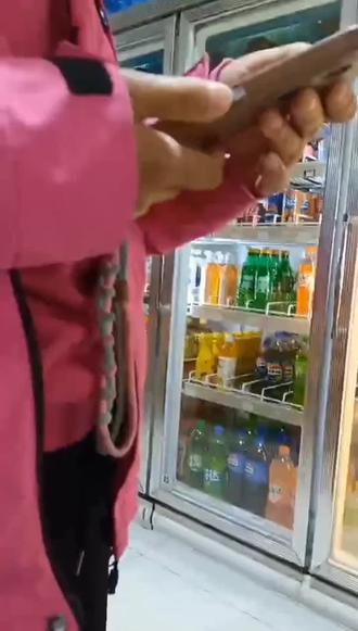 来看看盲人是怎么在超市购物的,今天我是找的豆包,帮忙看一下能不能成功?#真实生活计划 #盲人出行 #轮椅姑娘 #记录摆摊的点点滴滴