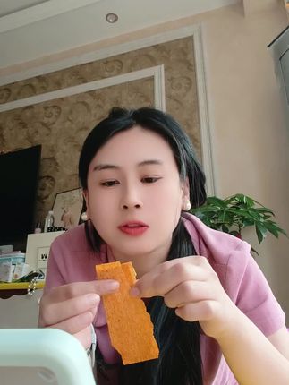 一边追剧,一边吃辣条!根本停不下来!#太好吃了 #追剧小零食 #好吃到停不下来 #辣条#笑辣辣