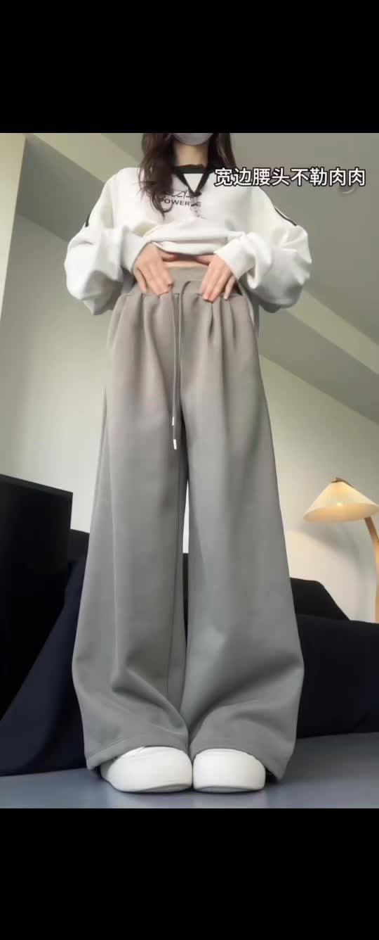 华棉面料柔软又显高级,穿上就不显高脱下! #裤子推荐 #慵懒风穿搭 #日常穿搭 #运动裤搭配 #时尚穿搭
