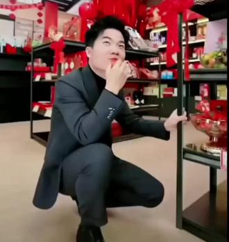 彪哥成长了,以前草莓梗都是大家Q,现在自己Q,过不去的草莓🍓梗😂#董宇辉 #董宇辉拥有暖评最多的评论区 #与辉同行 #兰知春序