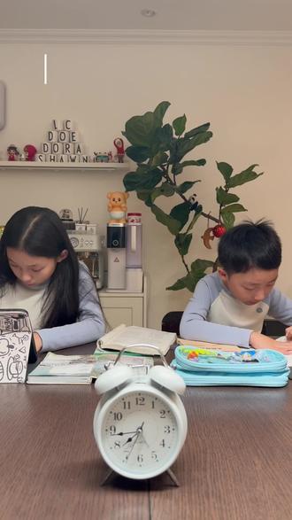 我和我弟一起写作业
#辅导作业 #日常分享