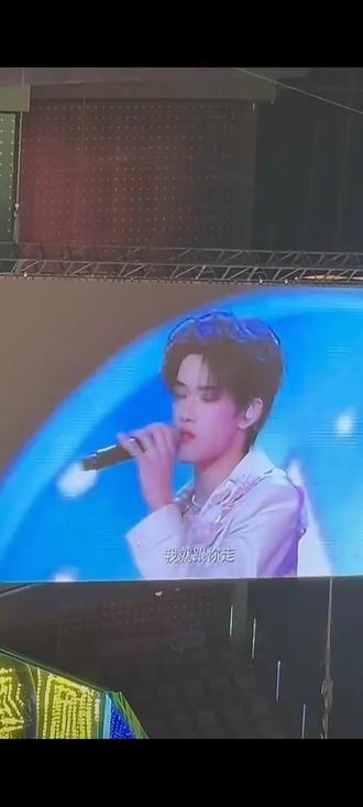 八年的第二个舞台😭和你恋人未满#极航 #浪漫主义演唱会 #top登陆少年组合