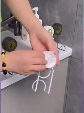 脸盆放地上容易积水还占空间,可以用这个#吸盘脸盆挂钩收纳起来,很方便