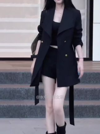 早秋时尚新款风衣外套来喽姐妹们,款式新颖简约大方腰间系腰带,大外翻领双排扣,上身时尚潮流气质又高级#外套#高级感穿搭#气质穿搭#爆款热卖中#穿搭@抖音小助手 @DOU+小助手