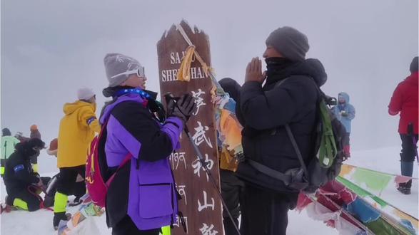 “一个人去爬了雪山?”
萨武神山
“第一次?”
第一次
“火车两天到成都累吗?”
不累
“到天河路为什么想哭?”
太自由了
“几点到的向导家?”
晚上十一点多,路上堵车
“热闹吗?”
热闹。每个人讨论去爬哪条线
“晚上睡得好吗?”
不好。睡不着,闭着眼睛睡了一个小时
“凌晨两点起来然后呢?”
坐上车。山路黑得像墨,向导的车像摇摇车
“到大本营看到什么?”
看到很多人。在山上成了一条亮亮的天河
“开始爬了?”
开始爬了
“那时候想什么?”
快点上去
“后来呢?”
后来走走停停变累了
“想过下撤吗?”
没有,只想登上去
“头晕吗?”
不晕,很困,想睡觉
“腿酸吗?”
不酸,屁股酸
“天亮了?”
亮了。看不到太阳,有雾
“爬到什么时候最累?”
第二、三个绝望坡的时候。问向导好几次什么时候到
“向导说什么?”
你不要想还有多久到,要想很快就到了
“高反了吗?”
高反了,在距离登顶还有二三百米的地方
“什么感觉?”
好想睡觉,脑子很混沌,手指和嘴唇都青了
“继续爬了吗?”
继续了,被向导拿绳子拽着,跟着她脚印上去了
“登顶了?”
登顶了。2026年5月3日6:55
“上面有什么?”
一个牌子
“只为那个牌子和奖牌?”
还为了给自己一个惊喜
“笑没笑?”
笑了。但也哭了
“为什么?”
可能我终于到了我梦寐以求的雪山
“屁降了吗?”
屁降了,恨不得一直坐着滑下山,下山更累。雪化了全是泥路
“然后呢?”
路上遇到很好的指导我拍照的向导
“到大本营什么感觉?”
好累好困,在车上睡着了
“回去路上呢?”
向导摘了杜鹃花给我们,同伴祝我生日快乐
“想什么?”
要走了,雪山,再见,我很幸运
“回成都路上干了什么?”
写我朋友圈的第一个小作文
“成都住青旅想什么?”
户外运动是一个巨大的梦,大家人很好,很幸运
“为什么一直说幸运?”
因为山接纳了我
“后悔吗?”
不后悔,我生日时登上了,很有意义
“雪山教会了你什么?”
我原来有这么大的毅力
“不一样了吗?”
不一样,我知道自由是什么样的了
“以后还去吗?”
去
“不怕吗?”
怕。但那种怕,让你知道你还活着
“值吗?”
值,因为我完成了我的愿望
“遗憾吗?”
没有在天河路拍到群像,没留言
“留言写什么?”
祝每个爬山的朋友顺利登顶,安全回家”
“还有呢?”
若山真的有灵,我向它许愿我的家人平安顺遂,心想事成,我所得皆所愿,还有薛之谦巡演顺利