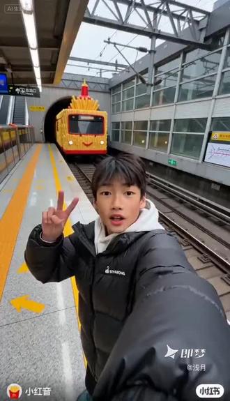 薯条列车来了…… #Seedance2.0 #即梦ai #ai分身戏精大赛 #我的ai分身杀疯了