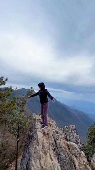 山顶的风最野,不等你准备,就撞了个满怀。
它掀动我的衣角,拨乱我的发梢,
像在说:“别藏着,把心事都摊开。”
我张开手,接住这股莽撞的力量,才懂了:
有些拥抱,不需要温柔,只要足够热烈,
就能把整个世界都抱进怀里。
山顶的风它比我想象中更急、更猛,更痛…..!
撞过来的瞬间,我听见自己的心跳声——
原来活着,就是要像风一样,
不绕弯,不回头,
朝着心的方向,撞出属于自己的声响。
山顶的风似乎也是个冒失鬼,
“哗啦”一声,撞进我的呼吸里。
我踉跄了半步,却笑出了声。
这大概就是登山的意义吧:
用汗水换一场与风的相遇,
用疲惫换一次与自由的拥抱!
#࿆身体和灵魂总有一个在路上 #爬山⛰️ #山顶见 #户外
#徒步