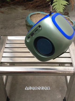 高品质低音炮蓝牙音箱,音质好,声音大,带手机支架功能,看电影追剧很方便,关键价钱也不贵。#音箱 #蓝牙音箱 #音质好 #携带方便 #数码科技