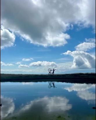 天空之池。天空の池
是在長野縣大鹿村大池高原在上去
(位於伊那谷西側、靠近南阿爾卑斯山)一處相當知名的高山景點。
它不是人工觀光設施,而是一個位於山腰的小池塘,因為地勢與視野極佳,池面在無風的時候會映照出天空與遠山,整個畫面好像一方懸浮在天上的鏡子,因此得名。
最近幾週很常到大池高原訓練,因為可以連續爬坡約50分鐘左右,大池高原上還有間山景很好的小餐廳,可以稍作休息☕️
每次上來都很好奇,天空之池到底長得怎樣?
在Google看到的照片還蠻漂亮的,山友分享徒步約50分鐘的路程。
在地圖上可以看到以前應該是有路,而且上面還有個停車場,後來可能因為下雨之類地基流失,就沒有開放車輛通行。
不過有看到越野摩托車跟登山車的照片,路線里程大概2.4公里。
所以就在教練的倉庫找合適的裝備,改成越野公路車!
決定就是今天出發了!
來到天空之池入口,雖然一開始是水泥路,但很快就變礫石路,而且有些石頭還蠻大顆的,加上小盤36T與34T的飛輪搭配,爬這種超過10幾%的礫石陡坡,超級難的⋯
只能走走停停喘口氣⋯⋯
後來發現登山客用走的好像還比較快(因為林道是之字型往上,登山客直線切西瓜🤣)
好不容易到了之後,第一眼感覺是👀
這池子怎麼這麼小😂
後來想起來,這又不是湖,以池子來說就是差不多的大小😅
然後要走到林道對面池的方向,看起來才會非常漂亮~#骑行vlog #治愈系风景