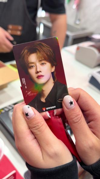 是闪卡!#鹿晗 #鲜啤福鹿家 #鹿晗闪卡 #拆卡