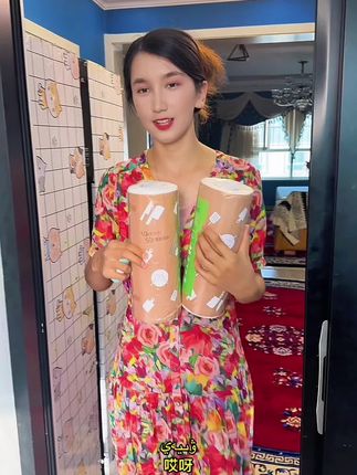 #上热门 救命!去朋友家洗手,我被厨房抹布创飞了! 谁懂啊家人们!今天去拜访朋友,就去厨房洗个手的功夫,直接被挂在水龙头上的抹布狠狠“攻击”!那股子又腥又馊的味儿,差点没让我当场屏住呼吸,我甚至怀疑它是不是从去年用到现在! 咱就是说,抹布臭了难道不该立马扔吗?洗不出来换一块很难吗?反观我家,作为有洁癖的人,抹布必须保持干干净净,脏一点、有异味就立马换新。这次特意囤了两包,想着给婆婆也带一份,让她也能用上清爽的抹布。 真的不是我矫情,一块干净的抹布真的能影响整个厨房的幸福感啊!有没有同款洁癖姐妹,快来评论区抱抱我! #洁癖女孩的日常 #厨房卫生大吐槽 #抹布选对太重要了