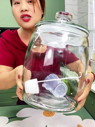 这款米缸是加厚玻璃材质的,透明,瓶身易分辨,盖子上含有密封垫圈,密封性非常好,瓶口很大,使用也很方便,平时装点五谷杂粮、泡菜都可以。