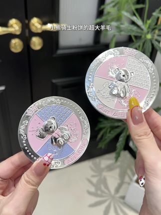 姐妹们!做梦都没想到竟然薅到了小熊骑士粉饼的超大羊毛!上出来是那种清透服帖的柔雾奶油肌妆效真的绝美! #粉饼 #定妆 #薅羊毛的快乐 #学生党好物推荐 #平价彩妆