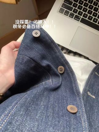 秋冬怎么少得了叠穿啊!秒变韩系小姐姐! 不冷不热的天气 可以穿包浆的牛仔马甲!秋冬叠穿真的很韩系 氛围感拉满!上身慵懒松弛感十足!搭配各种内搭都毫无压力!闭眼入啊#韩系穿搭 #通勤搭配 #小个子显高显瘦穿搭 #牛仔马甲 #马甲穿搭