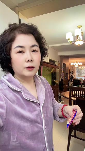 中老年妇女的关注点也是中东战争 白天刷晚上刷的都是美国伊朗,吃饭看熬夜看,#记录真实生活