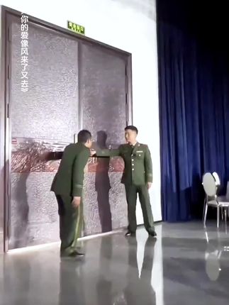 准新郎牺牲,新娘坚持一人一顶帽子完成婚礼,新娘哭的让人心疼#你的爱像风来了又去#婚宴现场