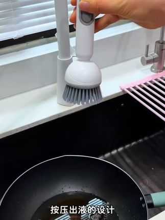姐妹们赶紧来抢这个加液锅刷,它是可以边加液边清洗的,这样我们平时刷锅的时候就不用来回拿取洗洁精了,真的太方便了!而且它还是这种长柄的设计,这样我们就可以远离油污了,真的是家家必备啊!今天厂家为了冲销量可是来大福利了,刷到的姐妹赶紧去拍一单。#好物推荐🔥 #清洁神器 #厨房好物 #洗锅刷 #洗锅刷子 不脏手