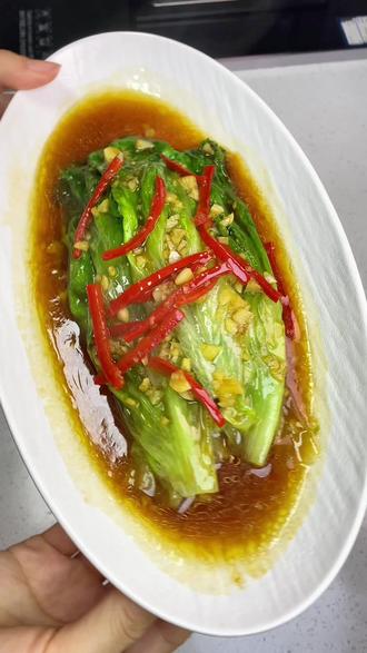 年夜饭都会选一些有好寓意的菜品,蚝油生菜寓意好运生财,做法还简单还好吃#蚝油生菜 #年夜饭#抖音美食创作者