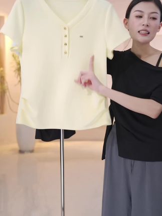 💛 【2025断货预警|这件黄T凭什么成爆款?】 💛 ✨ 特殊染制工艺 经20次洗涤不褪色 🌿 弧形下摆 前短后长修饰臀型 💃 Unisex版型 男女都可穿的情侣款 🧵 双车线领口 耐穿耐洗不变形 📦 环保包装 附赠搭配指南卡片 #设计感T恤 #夏季必入 #显瘦穿搭 #元气单品 #高性价比 🎯 适龄人群:20-40岁 🛍️ 适合:年轻情侣/穿搭博主/追求实用与颜值并重的消费者
