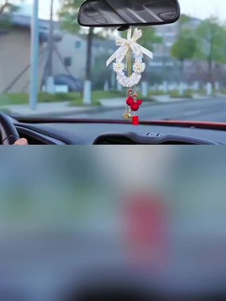 你们看后视镜上挂这个风铃镂空的小挂件,真的很好看,而且寓意又好。#铃兰花挂件 #汽车挂件 #车载挂件