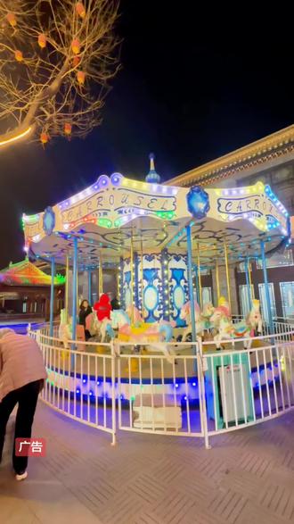 #广饶西关小镇
#西关小镇
#打铁花#西关庙会新年 #亲子
新春佳节,西关古街“金马迎新春”花火庙会不容错过!初一至初五,非遗水上铁花秀免费呈现,每晚两场,铁花飞溅似星河,点亮古街夜空。此外,套圈、旋转木马等丰富游戏,以及充气城堡等趣味设施,让大人小孩都能尽情畅玩,共度欢乐新春!