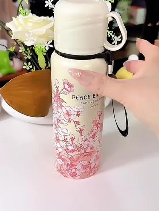 可以给家人都安排上山茶花的图案,真的好美好美,夏天好冷,冬天保温一年四季都可以用#保温杯 #水杯 #杯子控 #双饮杯 #好东西一起分享