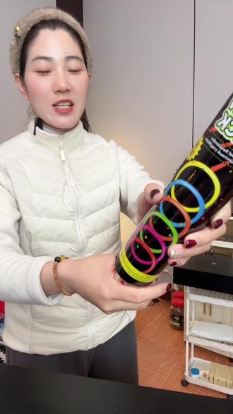 家里有小朋友的姐妹们,就这个炫彩荧光棒真的太好玩了,不仅可以弯曲还可以做造型#荧光棒#荧光棒之舞#炫彩荧光棒#荧光棒贴在身上跳舞#荧光棒舞